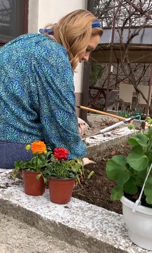 Imagini cu Elena Lasconi în grădina casei sale din Câmpulung Muscel. A dat cu sapa, a greblat, iar apoi a plantat flori de primăvară