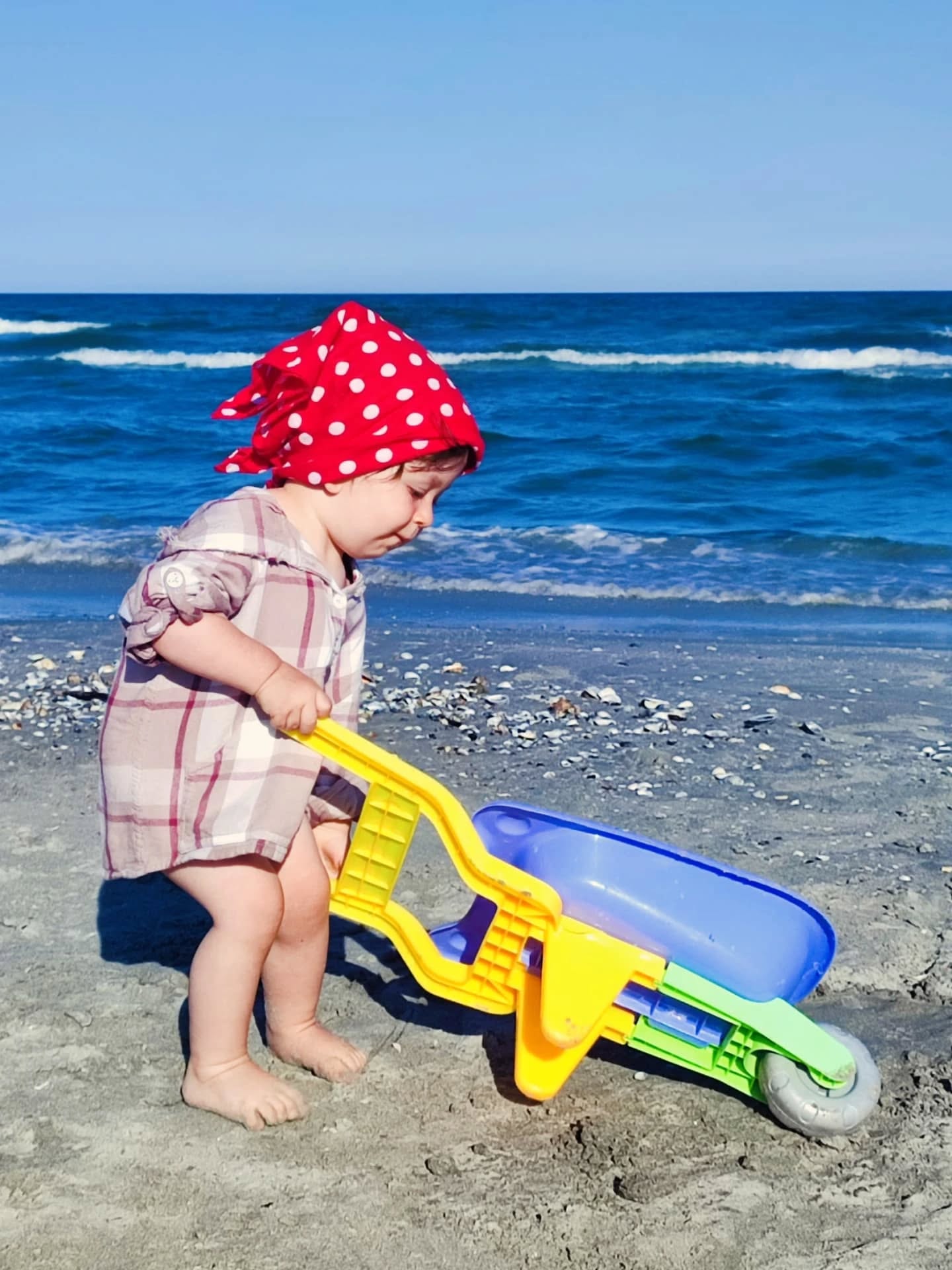 Anca Țurcașiu, surprinsă la plajă, în costum de baie, alături de nepoțica ei: „Așa arată cea mai fericită bunică”. Fanii au reacționat