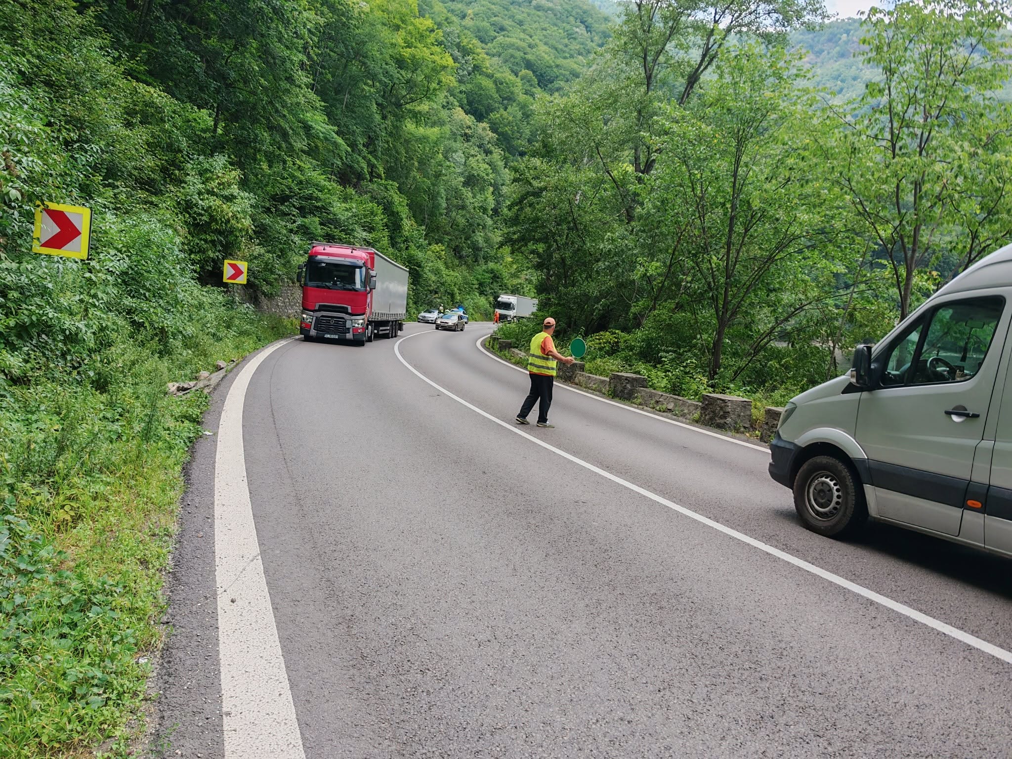 Un Mercedes cu numere de Anglia a blocat DN7 după ce a fost lăsat pe șosea. Cât l-a costat pe șofer „parcarea” pe Valea Oltului și ce explicație le-a dat polițiștilor