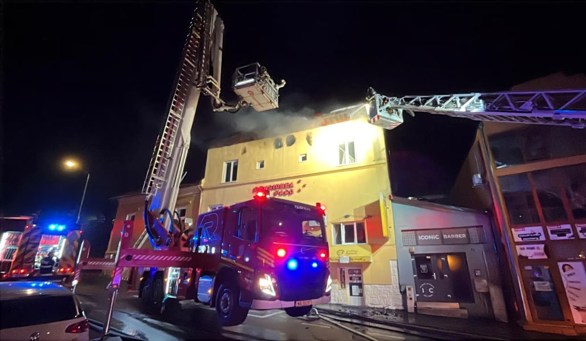 Un incendiu a izbucnit la o pensiune din campusul studențesc Hasdeu, Cluj-Napoca, extinzându-se la două case