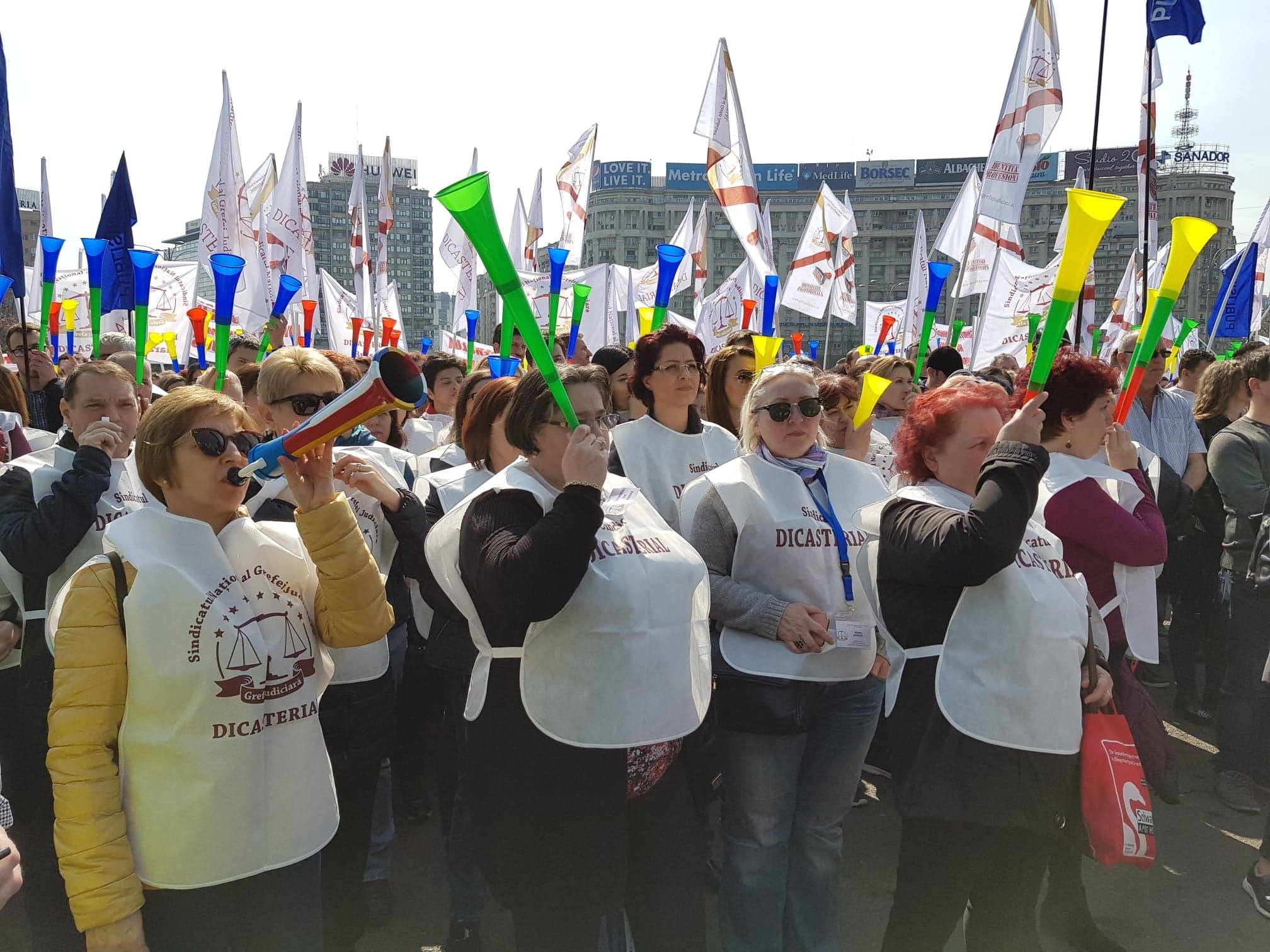 UPDATE. Delegaţie a grefierilor, la discuţii la Guvern. Colegii lor protestează în Piața Victoriei (FOTO&VIDEO)