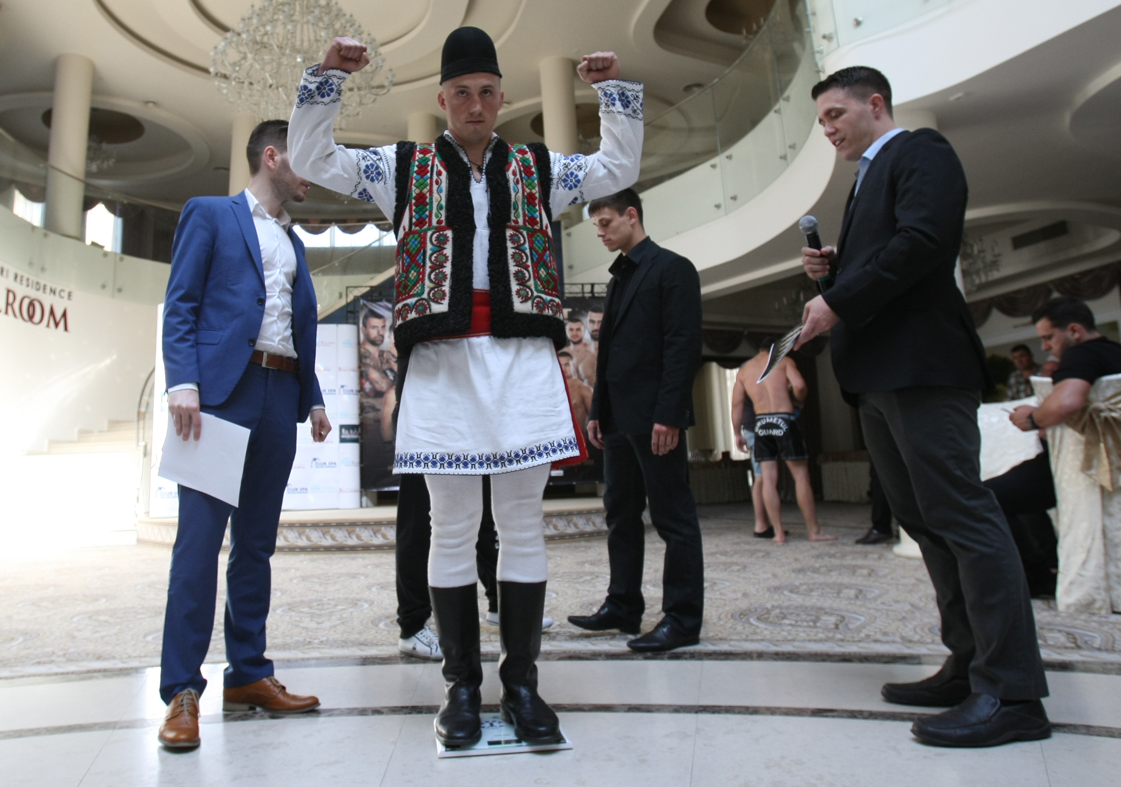 Luptătorii de la Superkombat București au trecut cu bine de proba cântarului oficial / GALERIE FOTO