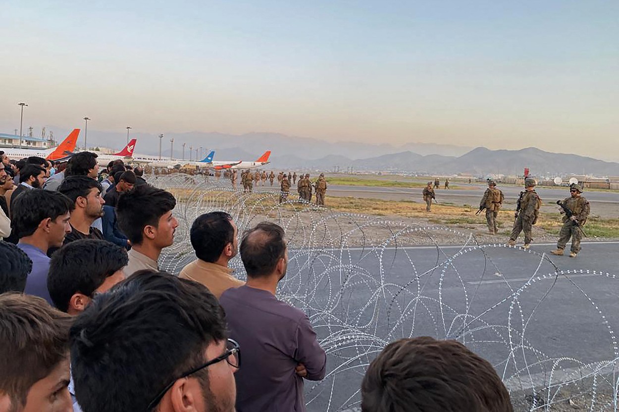 Disperare pe aeroportul din Kabul. Cel puțin 5 morți, după ce mii de oameni s-au îmbulzit să prindă un loc într-un avion
