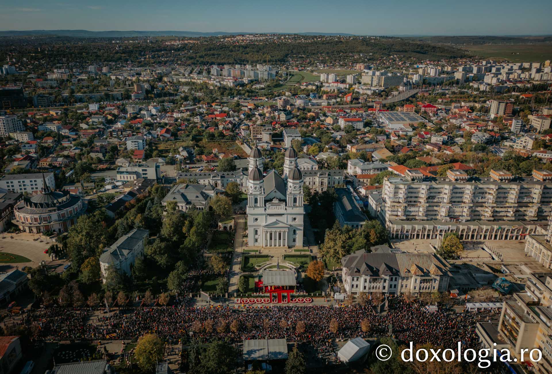Cea mai mare Liturghie ținută în Moldova, la Iași: 35.000 de oameni s-au rugat Sfintei Parascheva, alți 46.000 stăteau la coadă pentru a ajunge la moaște