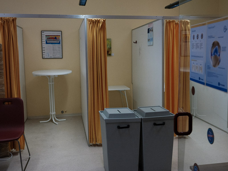 O secție de votare din Germania se află în cabinetul unui medic român! În locul paturilor și al echipamentului medical sunt cabinele de vot