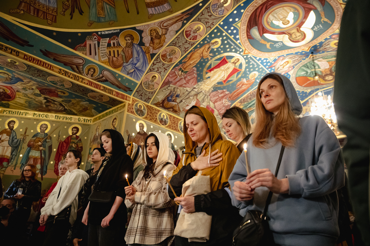 REPORTAJ. „Hrestos voskres!” Sute de refugiați s-au strâns la biserica ucraineană din Drumul Taberei: „Vom învinge, pentru că de partea noastră sunt dreptatea și pacea”