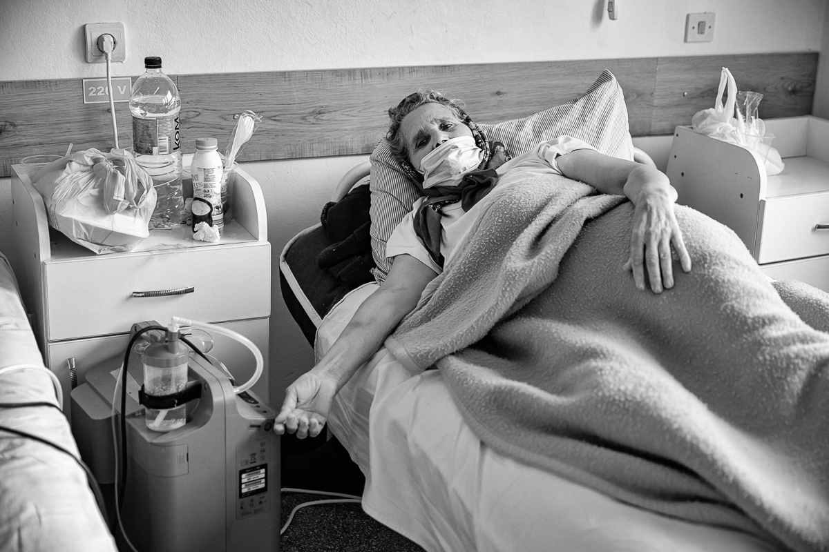 Despre oxigen, cafeină şi spiritul sacrificat al sărbătorilor în spitalul COVID din Roşiori de Vede: „O să picăm toţi la un moment dat”