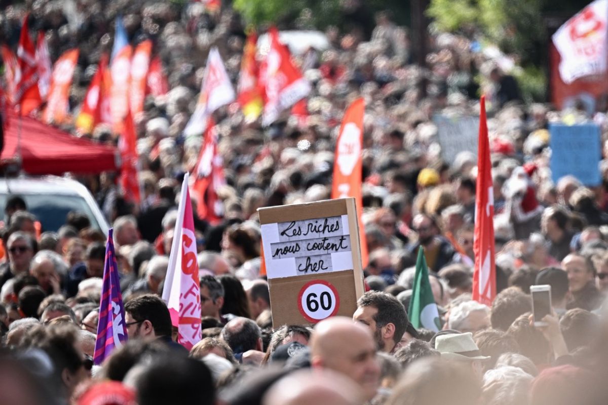 Proteste violente în Franța: 108 polițiști și jandarmi au fost răniți, aproape 300 de manifestanți, arestați