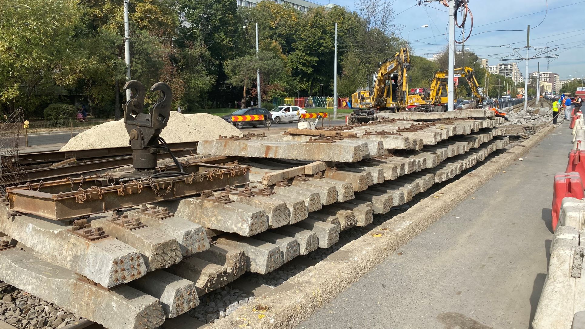 FOTO. În vizită pe șantierul de pe linia lui 41, de la Piața Drumul Taberei. „Băgăm material, muncim fără pauză numai să terminăm la timp”