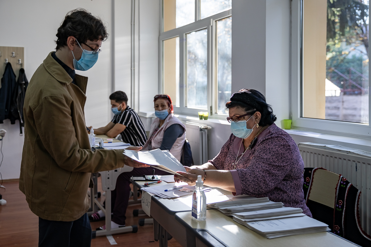 Cozi la alegeri în Ţăndărei, fost focar de Covid-19. Oamenii au votat pentru “şuşale”