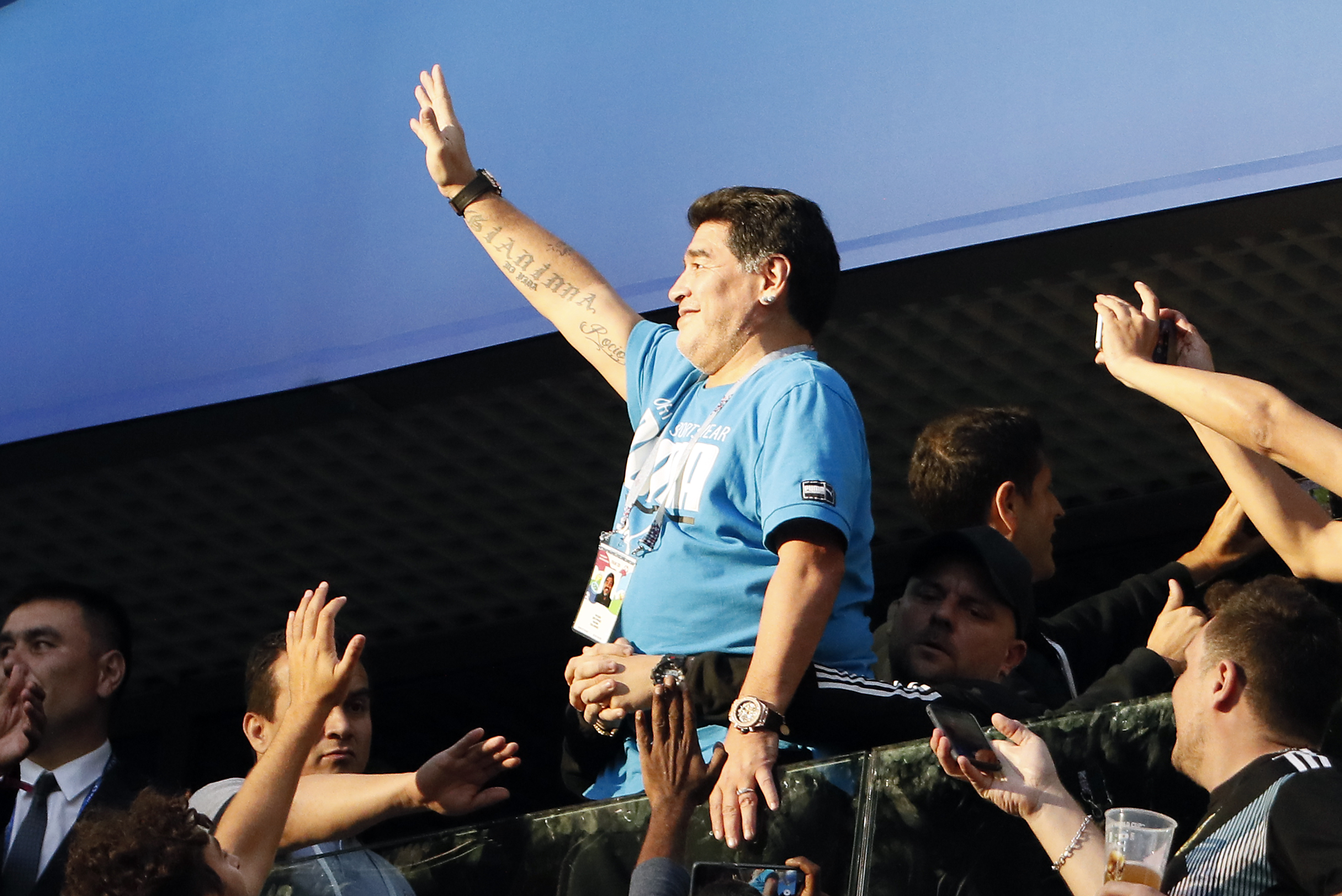 Nebunia lui Maradona, la Campionatul Mondial de fotbal Rusia 2018. ”Butoiașul” a urlat, a dormit, s-a trezit și a făcut semne obscene la meciul Argentina - Nigeria / FOTO&VIDEO