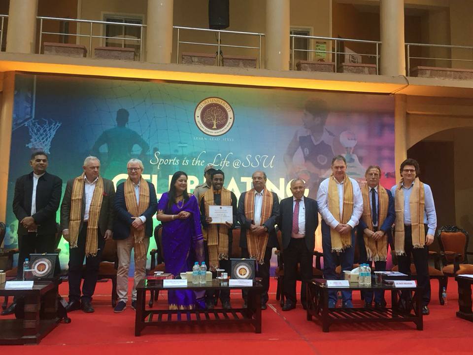 Christoph Daum promovează fotbalul în India, echipat în treningul naționalei României | GALERIE FOTO