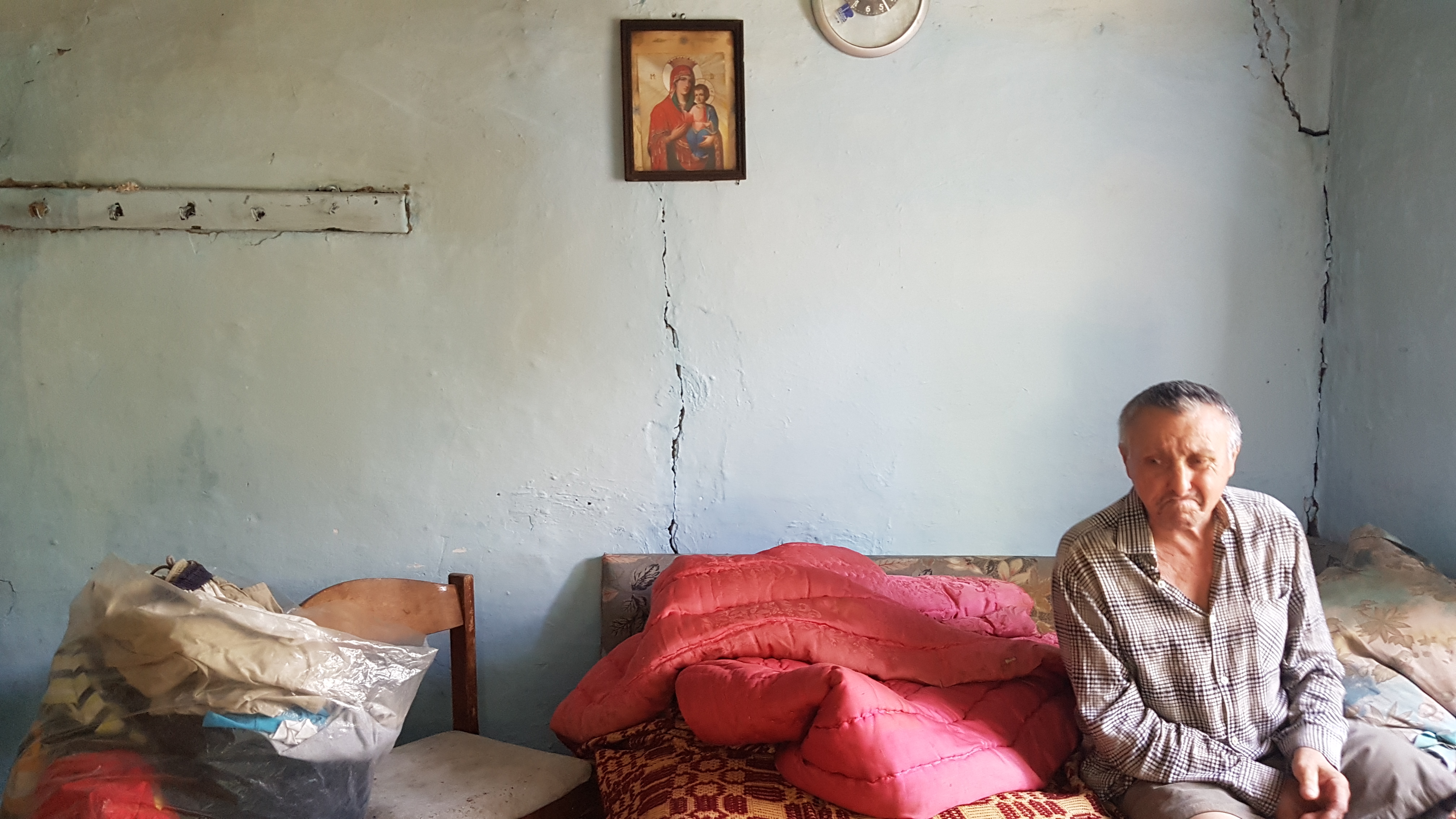 Darul unor săteni din Dâmbovița și al unei asociații pentru un bărbat invalid, cu un fiu bolnav, care trăiește din 142 de lei pe lună: îi vor reconstrui casa