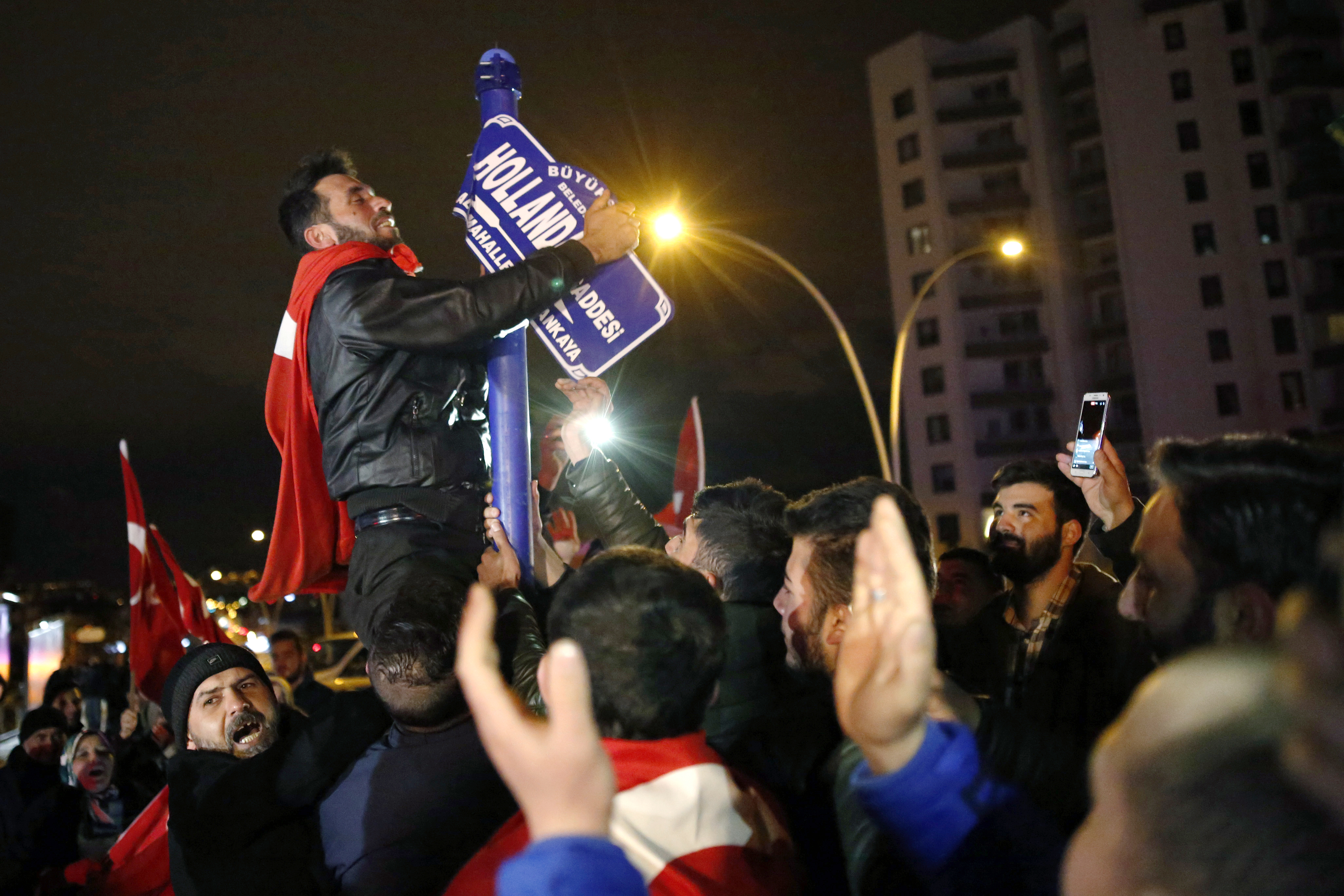 Tensiuni Turcia – Olanda | Proteste violente în Rotterdam și în fața ambasadelor olandeze din Turcia