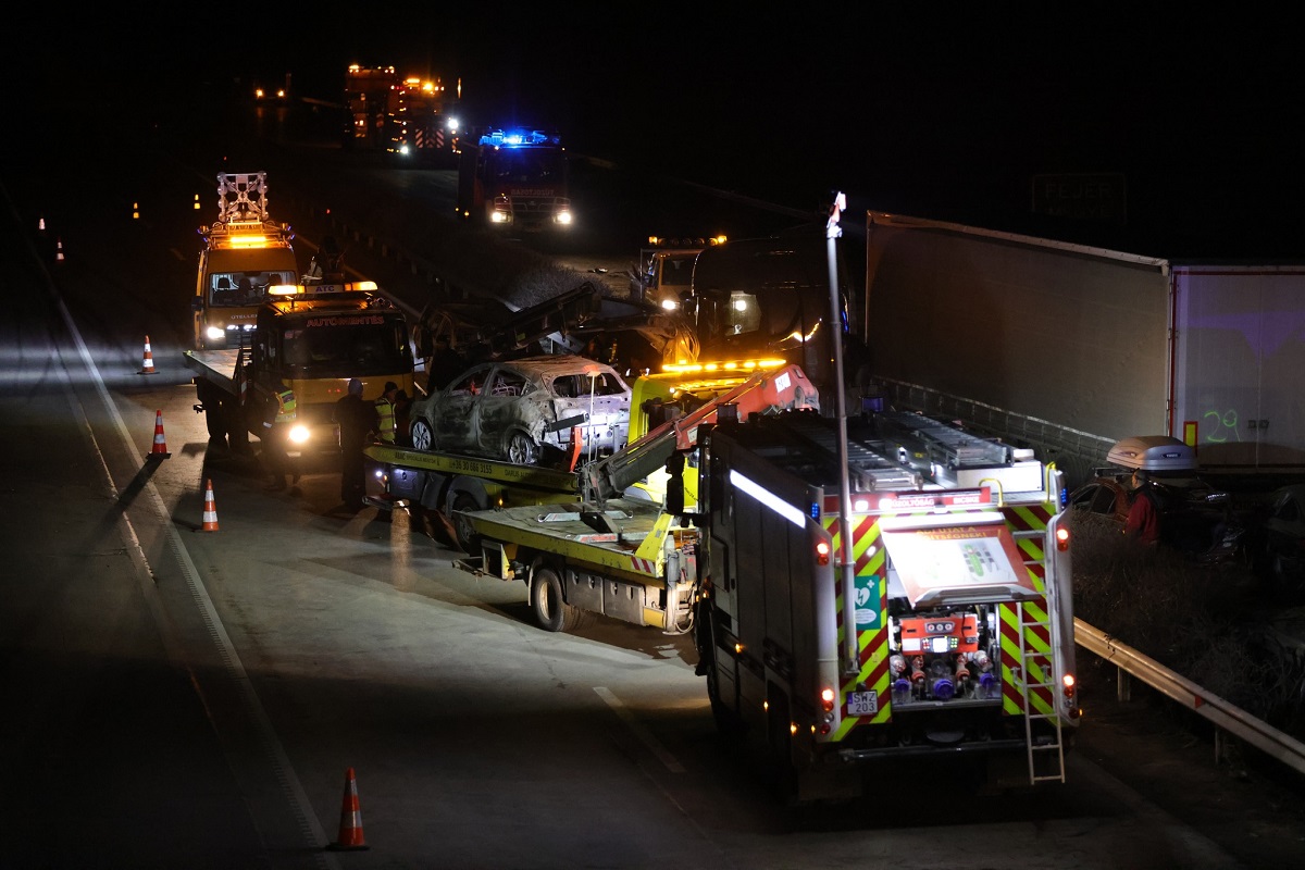 Un cadavru a fost găsit sub epavele mașinilor arse în accidentul uriaș din Ungaria, unde trei români sunt printre victime