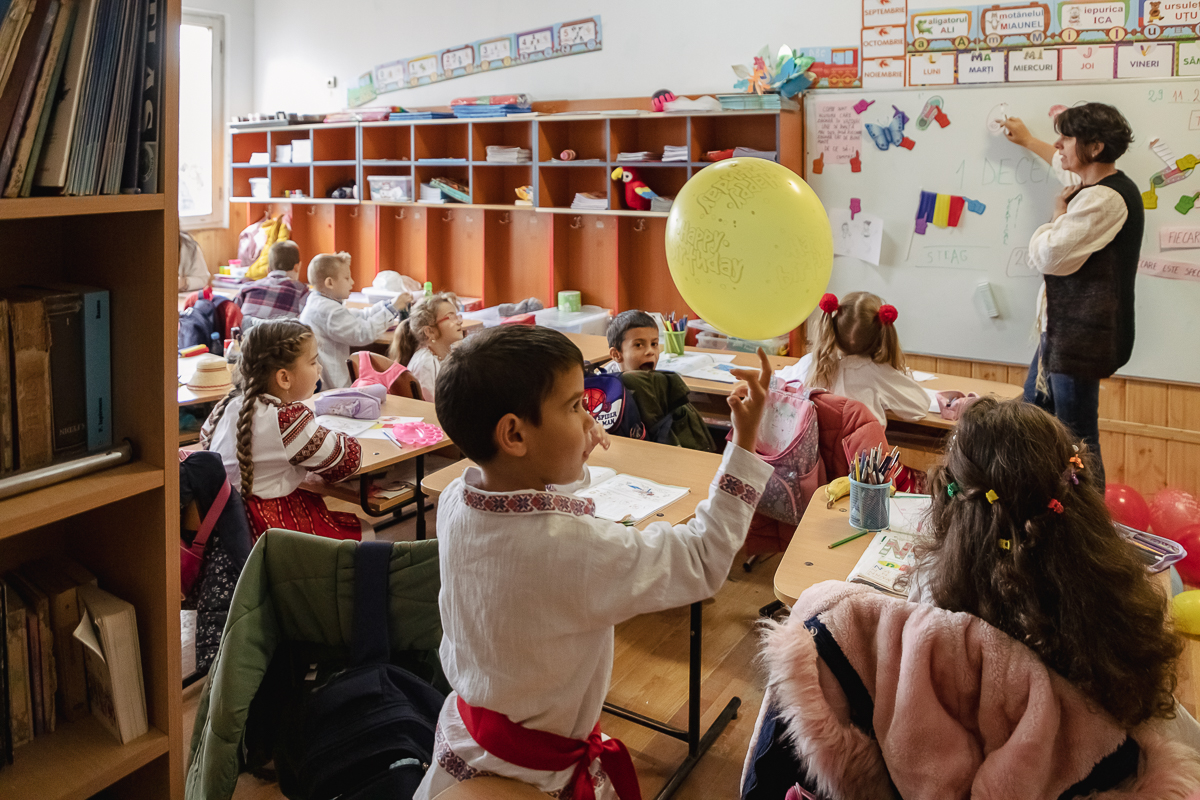 SPERANȚĂ. Într-o școală din Olt, o profesoară îi învață pe copiii cu părinți în străinătate să creadă că tinerii pot reuși și în țară: „Se pot realiza oriunde, numai să găsească oamenii potriviți”