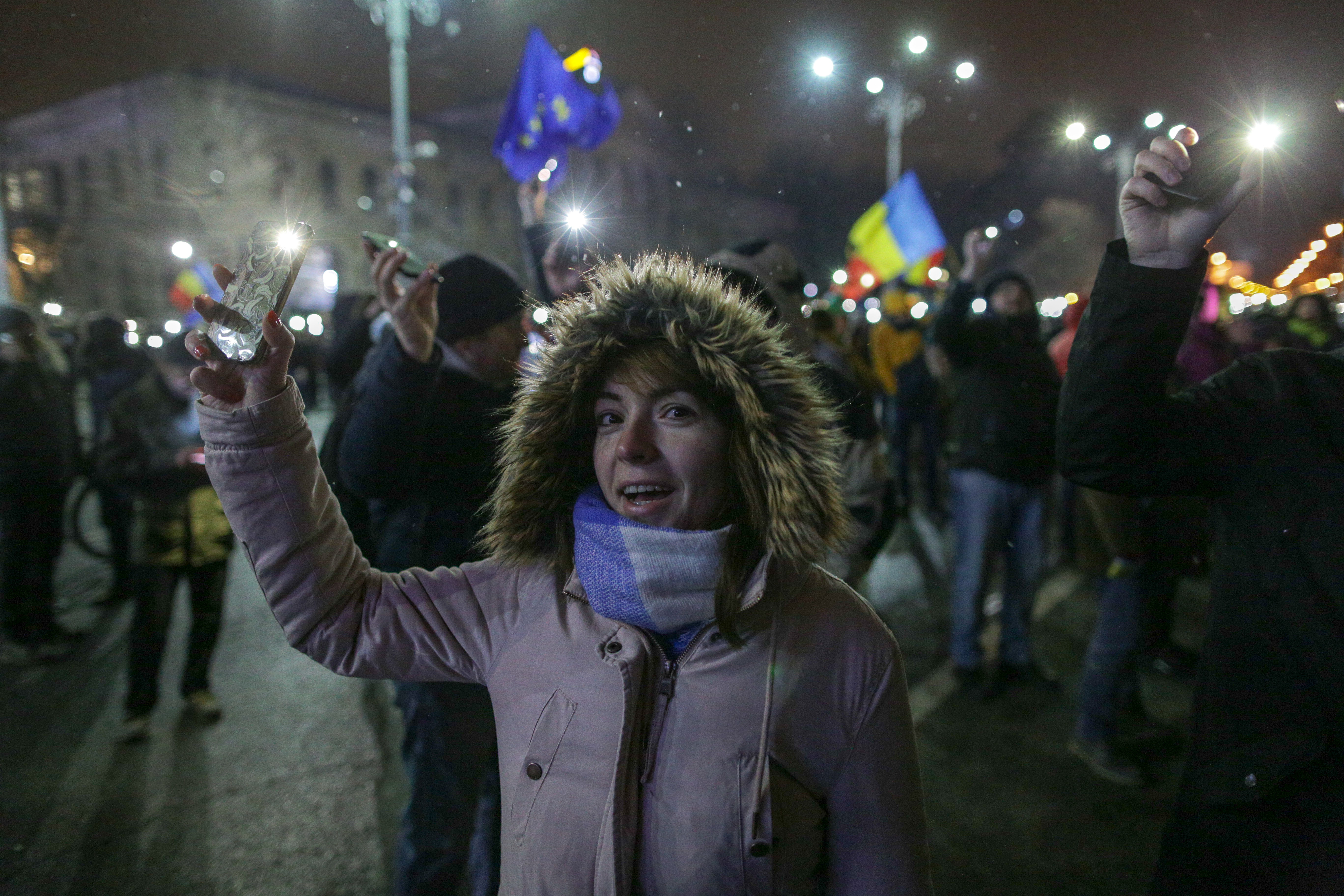 VIDEO/ Proteste în București, în fața Guvernului, și în principalele orașe din țară. Cioloș și Barna, prezenți în Piața Victoriei