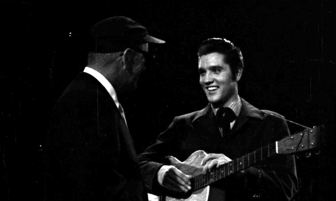 Imagini video necunoscute cu Elvis Presley, apărute după aproape 70 de ani. Filmare din 1956, când a înregistrat o melodie celebră
