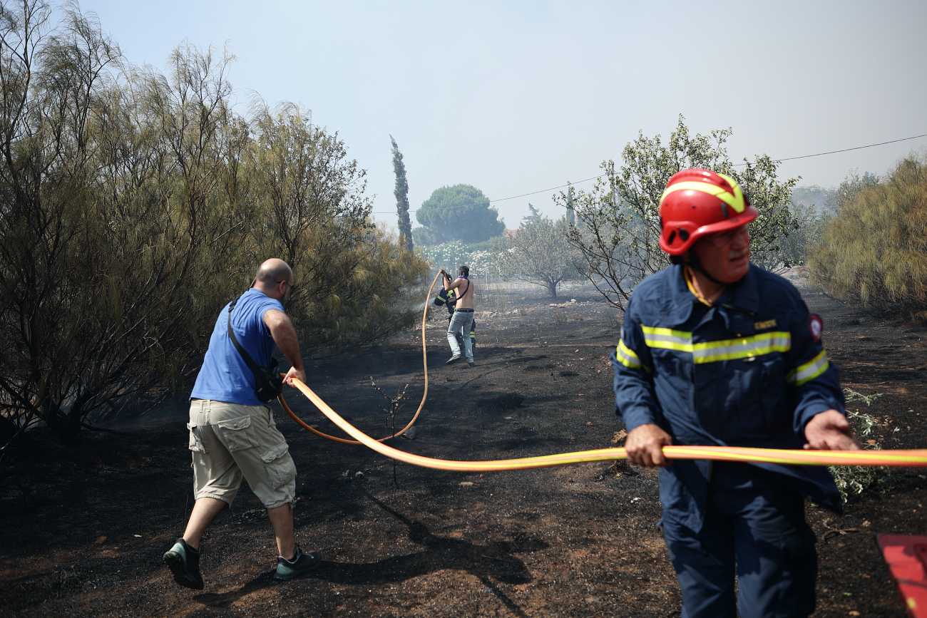 Imagini dramatice cu pompierii români care se luptă cu flăcările, pe crestele dealurilor din sudul Greciei: „Cel mai mare dezastru din ultimii 10 ani”