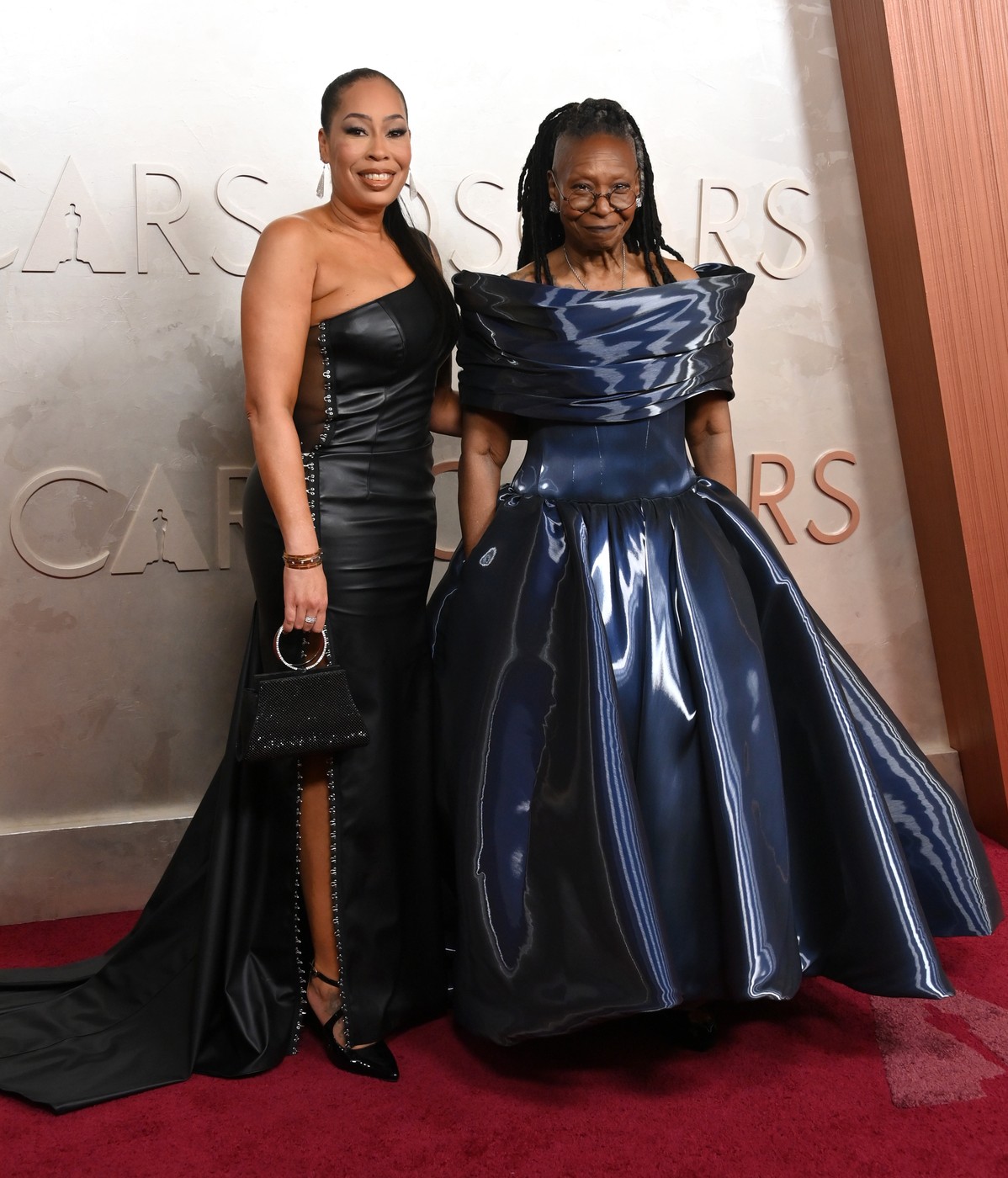 Rochia „apă lichidă” purtată de Whoopi Goldberg la Premiile Oscar 2025. Actrița în vârstă de 69 de ani și-a arătat și tatuajul de pe umăr