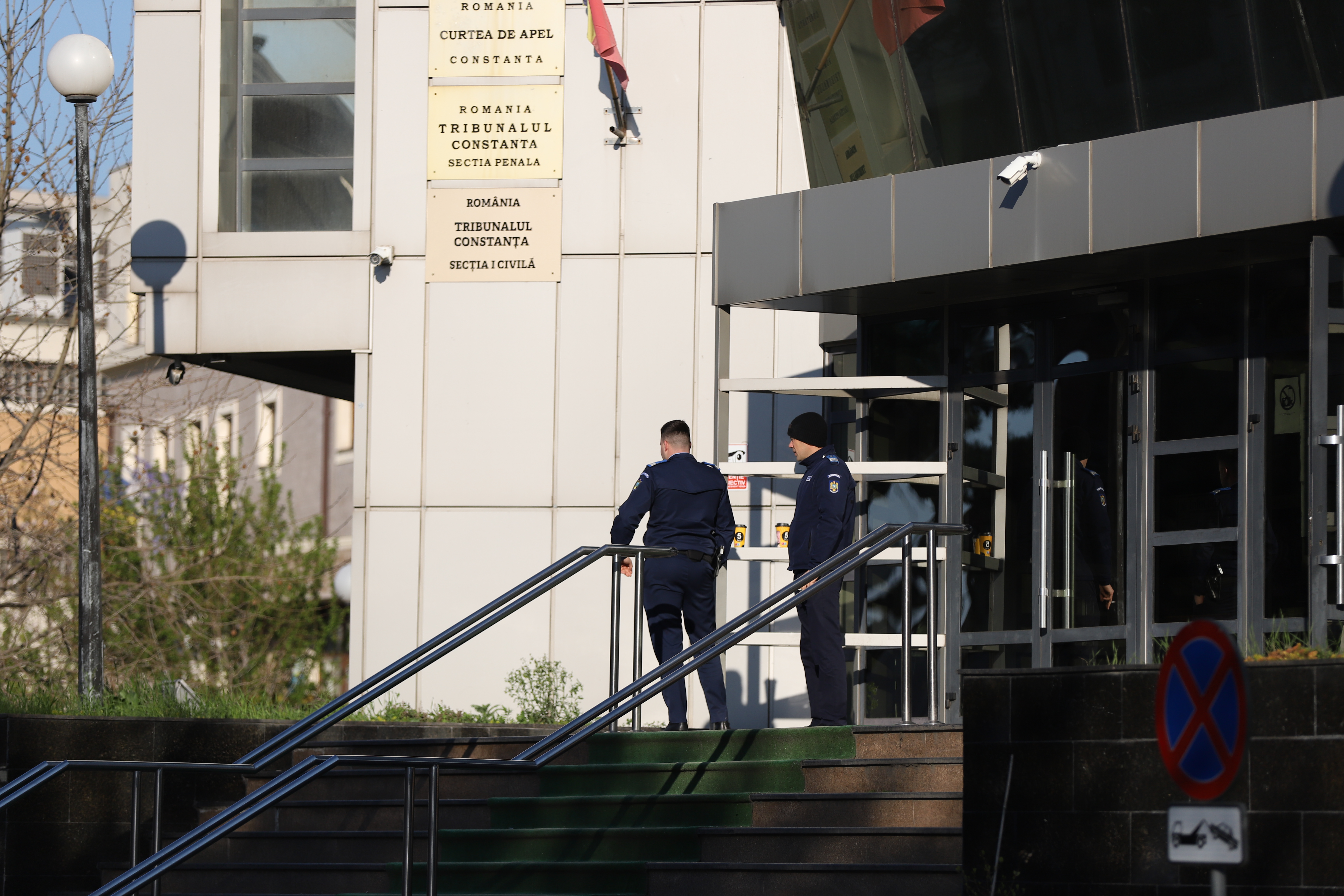 Părinţii lui Vlad Pascu, faţă în faţă cu părinţii lui Sebi Olariu, pentru prima oară. Ce s-a întâmplat în sala de judecată de la Curtea de Apel Constanţa
