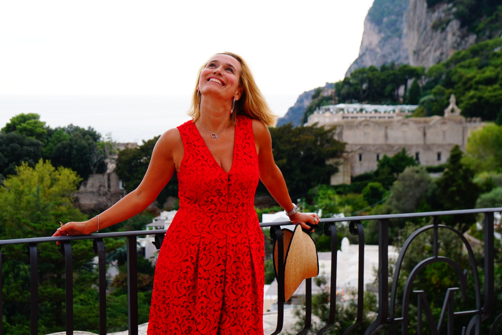 Lady in Red. Andreea Esca și obsesia ei pentru roșu! Rochiile cu care vedeta PRO TV se afișează de câțiva ani