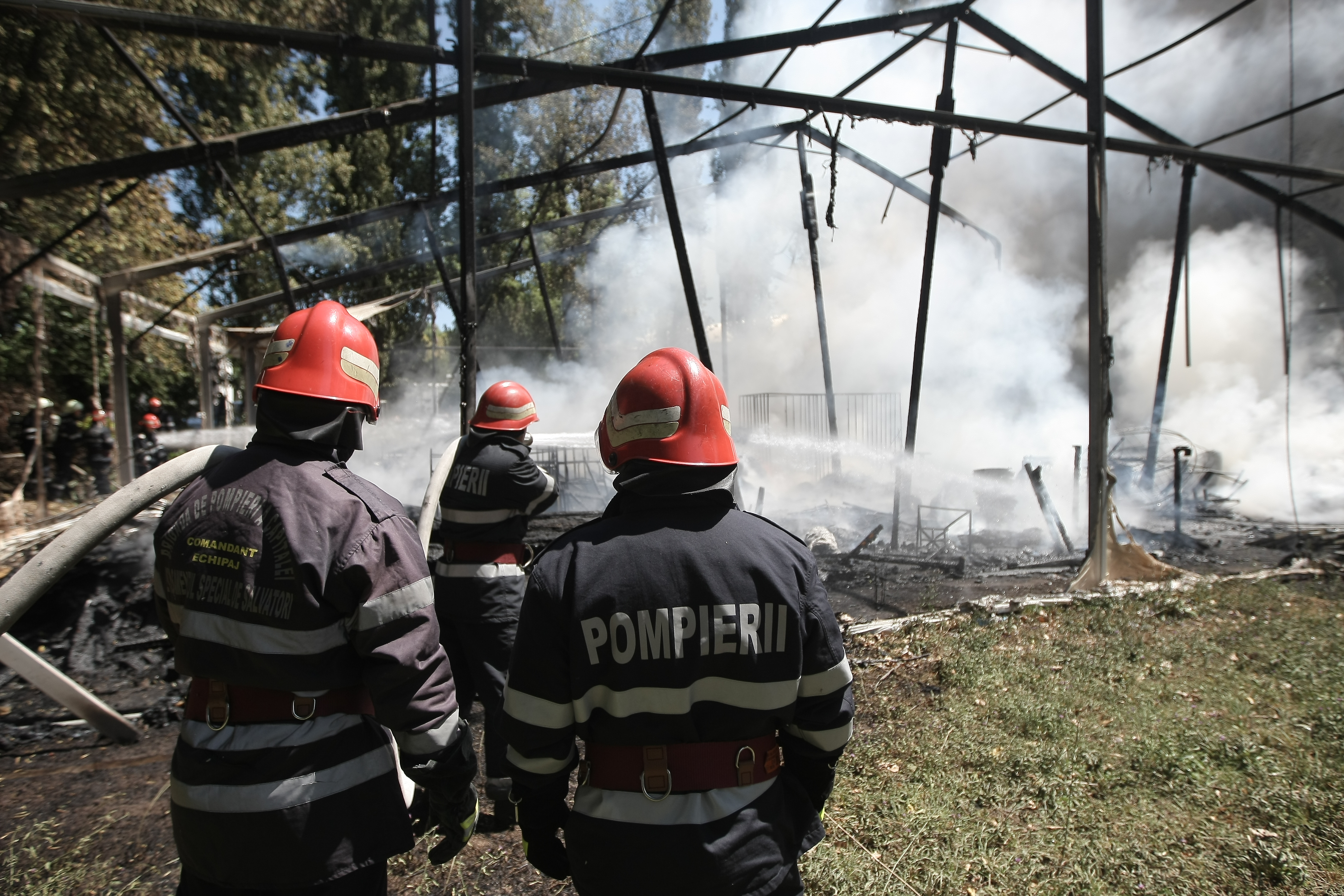 FOTO/VIDEO | Incendiu lângă un mare centru de agrement din Capitală!