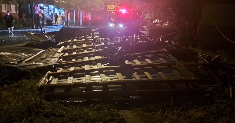 Mașini luate de ape, copaci doborâți și acoperișuri smulse de vânt, după o vijelie puternică la Craiova