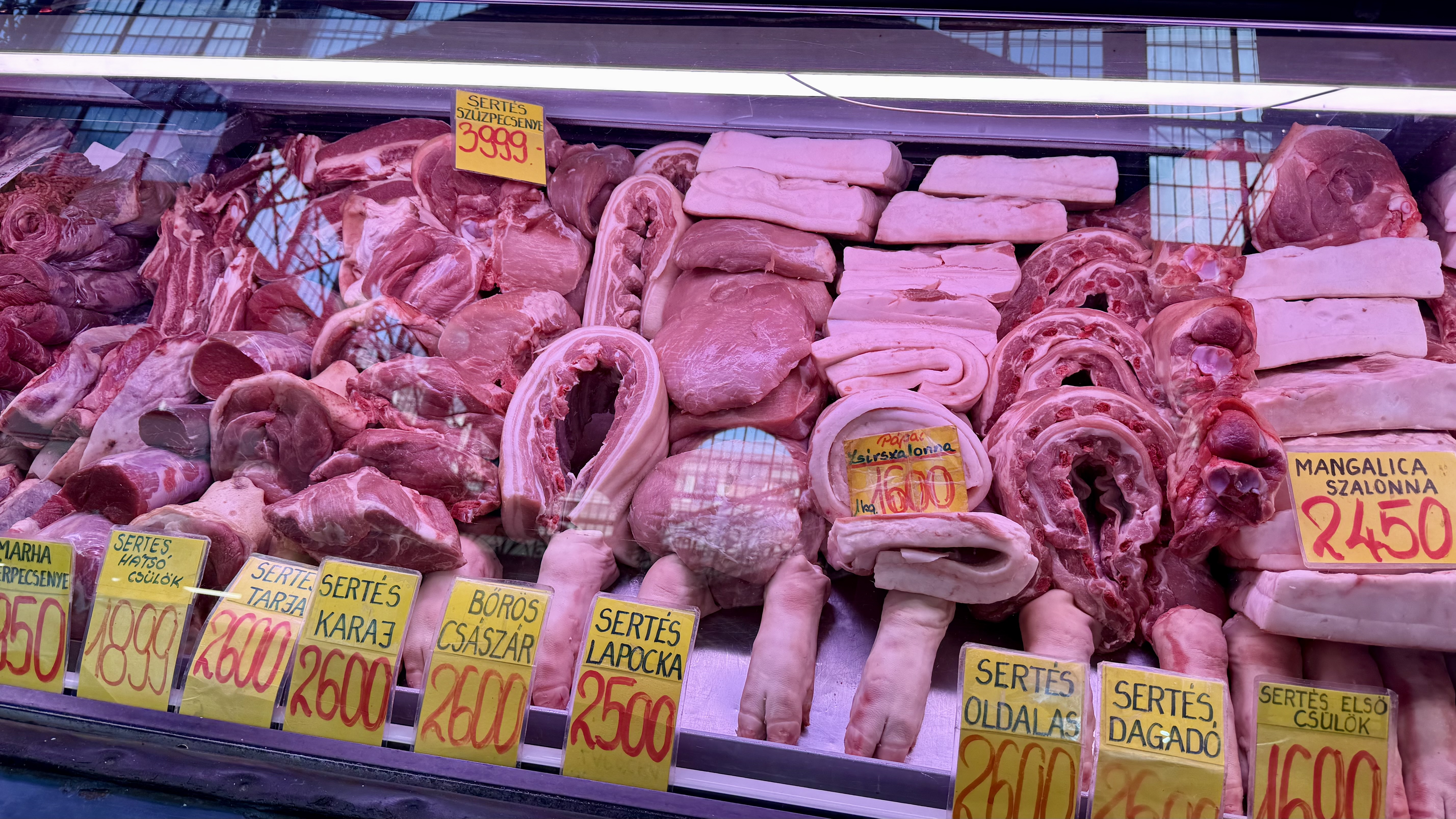 Spectacol culinar total la doi pași de România. Cât costă o porție de gulaș și ce-am descoperit într-o piață unicat