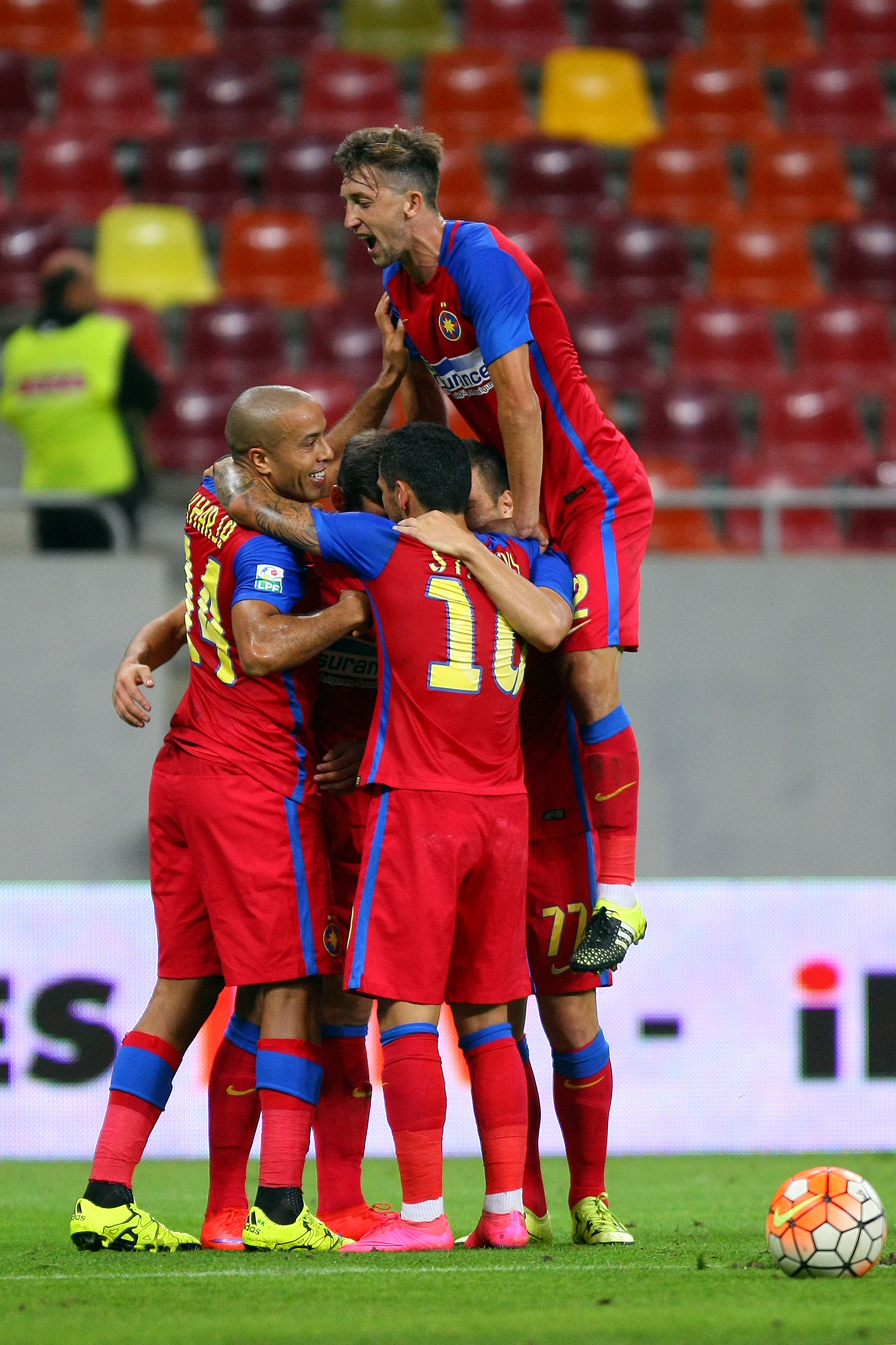 Liga I: Steaua - FC Voluntari 3-1. ^Hamroun, Chipciu și Stanciu l-au ridicat de pe bancă pe Rădoi, antrenorul fără licență al campioanei. Odată cu el, și pe ”principalul”-marionetă Țiți Dumitriu / GALERIE FOTO
