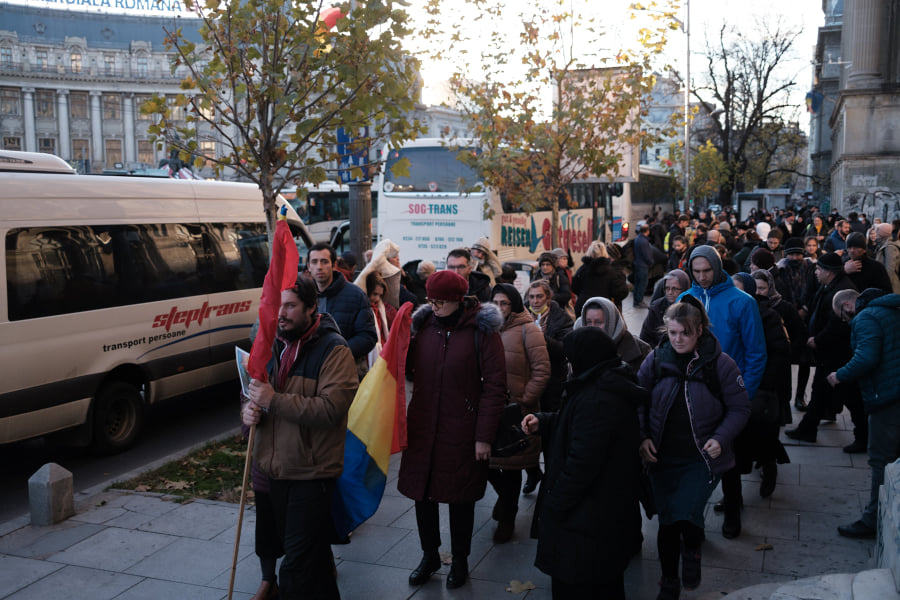 Protest anti-restricții, de Ziua Națională, în București. Sunt câteva sute de persoane în Piața Universității