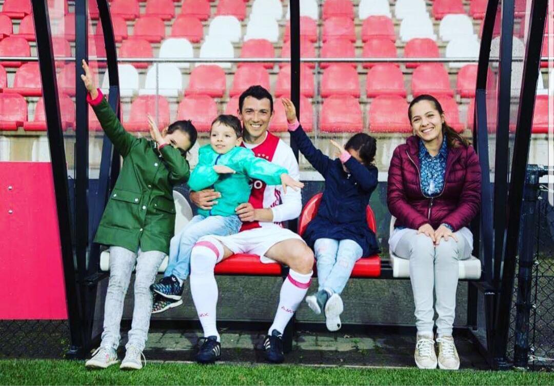 EXCLUSIV/ Fostul fotbalist George Ogăraru a lăsat Olanda și peregrinările prin lume și s-a stabilit la Iași. "Ne-am întors pentru a nu pierde valorile moștenite de la părinți și bunici"