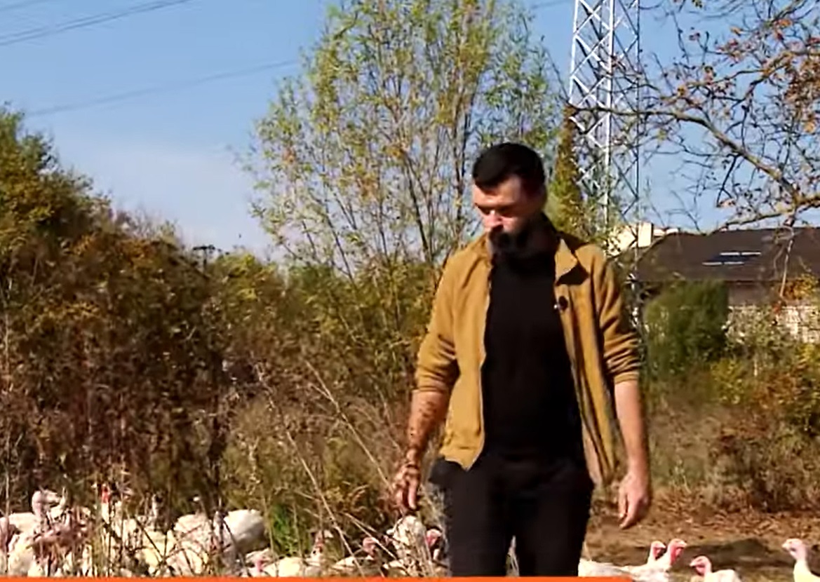 Imagini cu ferma de păsări și porci a tenorului Vlad Miriță. De la el cumpără carne Marcel Pavel, dar și Monica Anghel