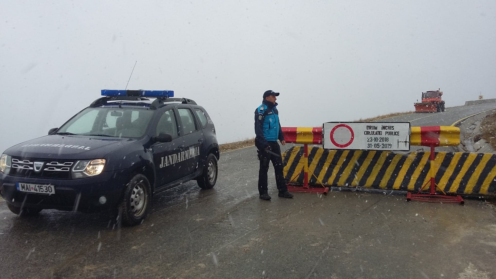 Turiști blocați în zăpadă pe Transalpina, pe un drum care era închis. Cum au încercat să se salveze / FOTO