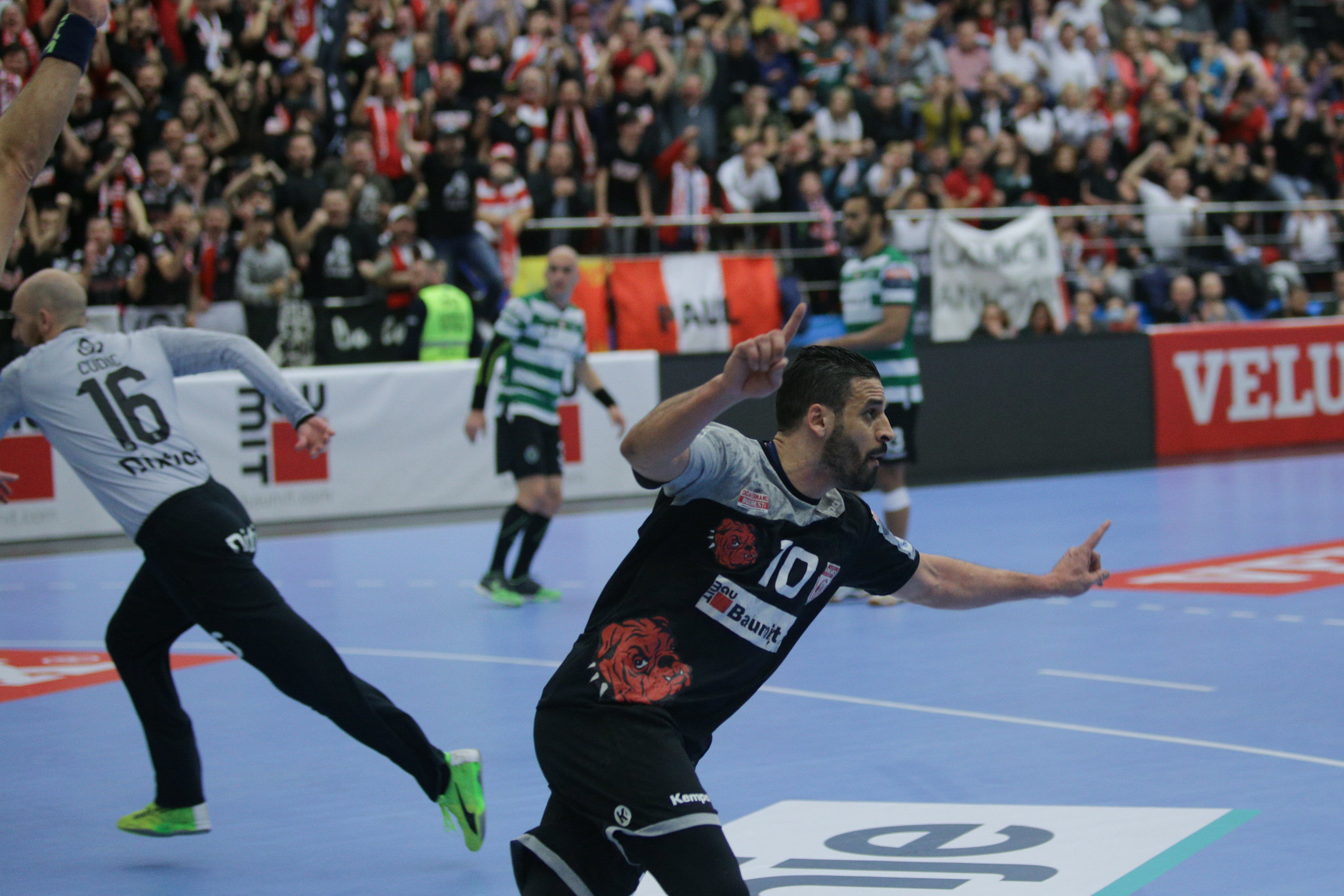 FOTO | Dinamo - Sporting Lisabona, în Liga Campionilor la handbal masculin, 26-27. Mircea Lucescu și Mircea Rednic au fost în tribune