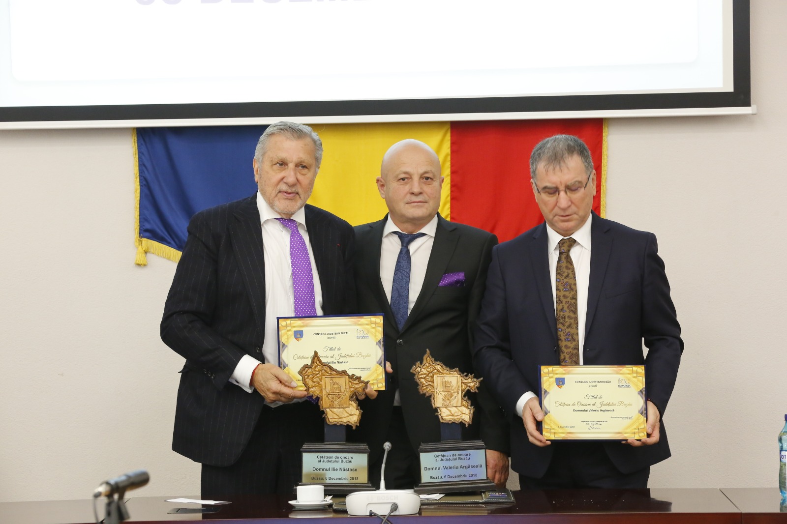 GALERIE FOTO/ Valeriu Argăseală a izbucnit în plâns când a primit placheta de cetățean de onoare al Buzăului. Aceeași distincție a primit-o și Ilie Năstase