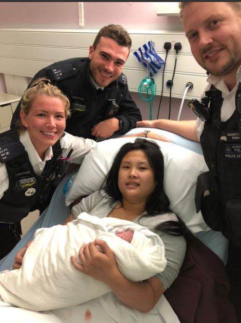 Trei polițiști din Londra au ajutat o femeie să nască, în stradă, în timp ce așteptau să vină ambulanța