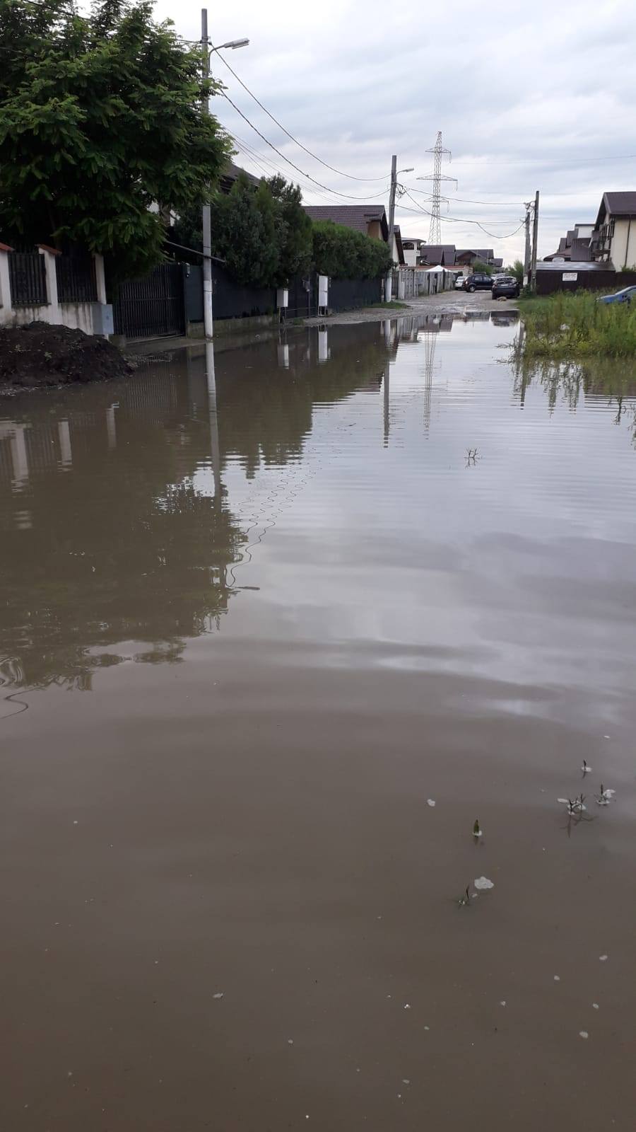Case și drumuri inundate în București și Ilfov, luni dimineață, după o ploaie torențială (FOTO & VIDEO)