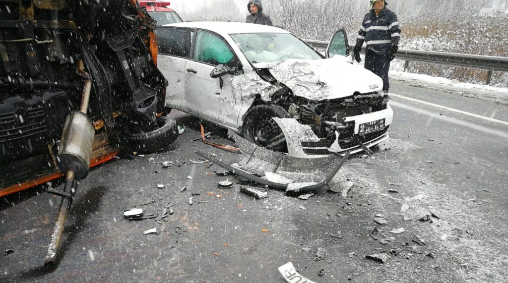 UPDATE/ Ce au aflat polițiștii despre șoferul vinovat de producerea accidentului din județul Sibiu. Zece oameni au ajuns la spital din această cauză