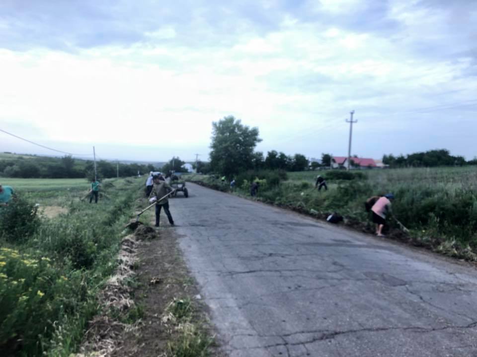 FOTO: Polițiști, consilieri locali și angajații unei primării din Vaslui, încolonați de edil și duși la curățatul șanțurilor