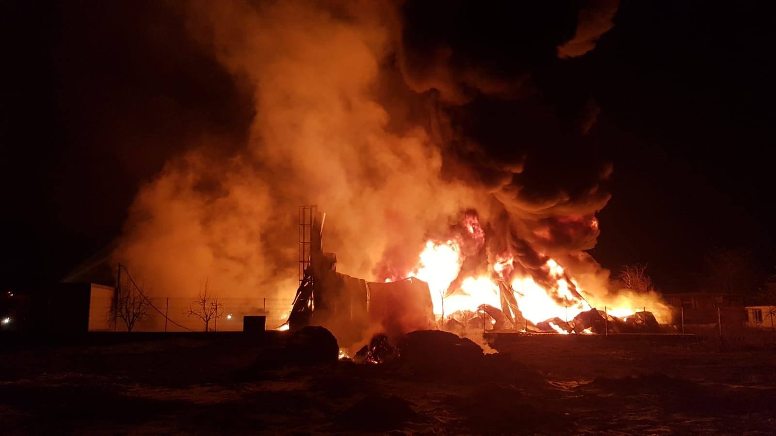 Incendiu violent la o hală din Ilfov. În interior sunt bazine cu acetonă și saci cu nitrat de amoniu. Avertizare prin RO-ALERT a populației din zonă