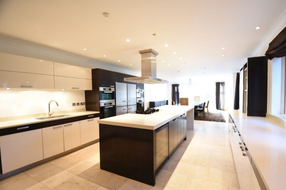 GALERIE FOTO / Cum arată casa de lux a lui Cristiano Ronaldo din Manchester. Starul de la Juventus o scoate la vânzare pe mai puțini bani decât a luat-o!