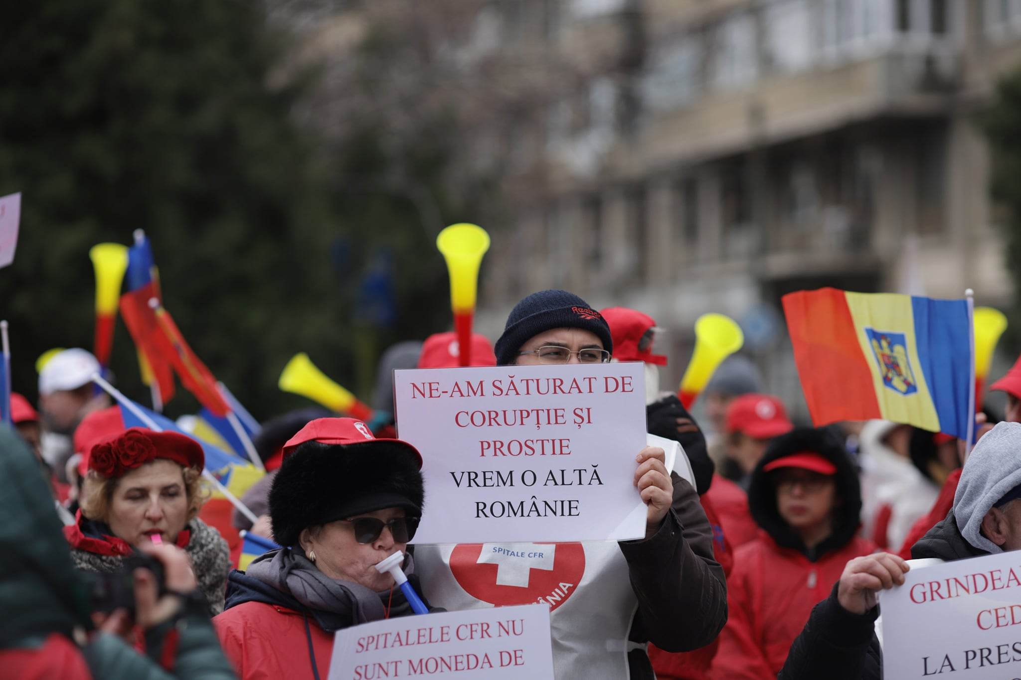 Protest Sanitas la Ministerul Transporturilor. Angajații se tem că Grindeanu va renunţa la spitalele din subordine