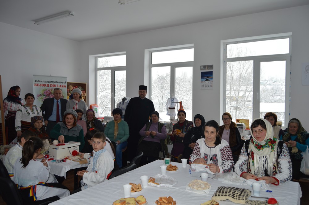 REPORTAJ/Un fel de alternativă a Facebook-ului! Șezătoarea din Vaslui, locul unde oamenii socializează și transmit ce știu