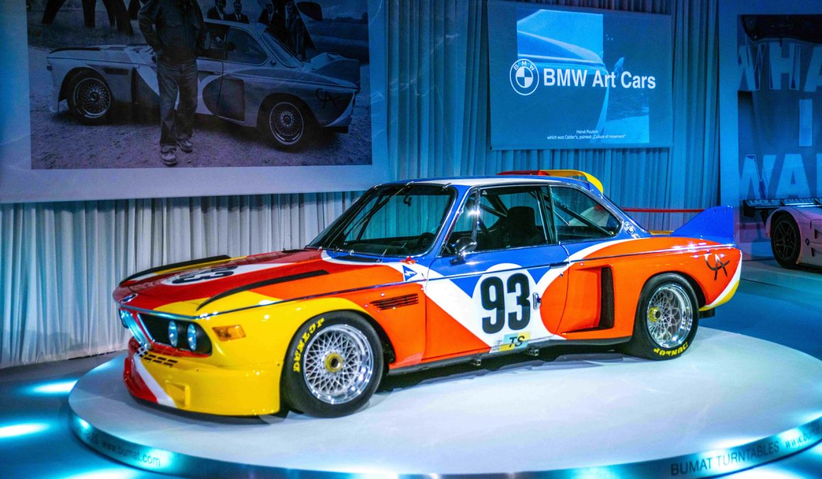 BMW Art Car 3.0 CSL, creat de Alexander Calder în 1975, a ajuns la București. „Batmobilul” a participat la Cursa de 24 de ore de la Le Mans