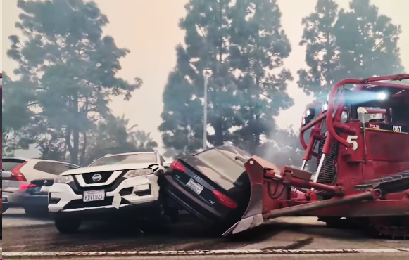 Buldózerrel tolják el az elhagyott autókat, hogy utat csináljanak a tűzoltóautóknak Los Angelesben – videó