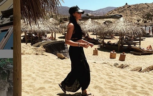 Imagini rare cu Adelina Chivu în costum de baie, la 44 de ani. A încercat să fie discretă și să se ascundă cât a putut sub umbrelă