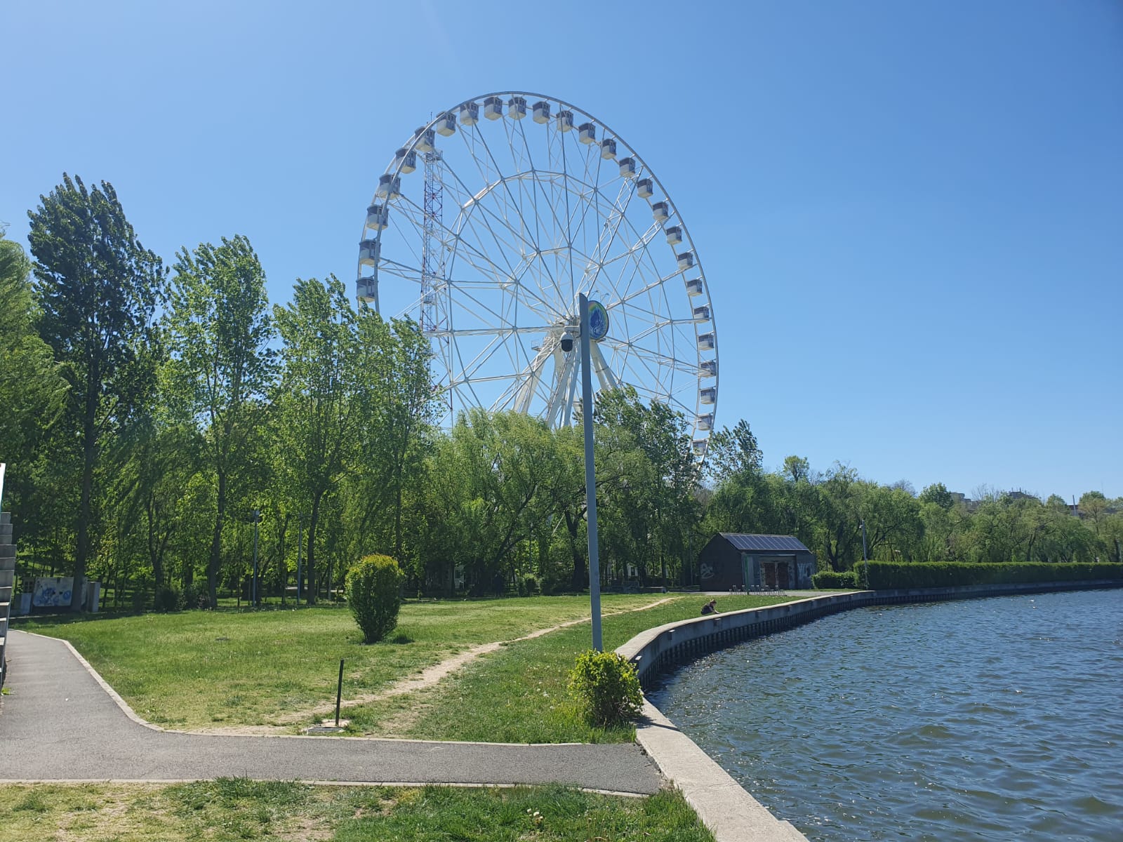 Apocalipsa din Parcul Tei: complexul de distracții abandonat, bănci vandalizate, munți de gunoaie, pontoane devastate. Pericol iminent de tragedii!