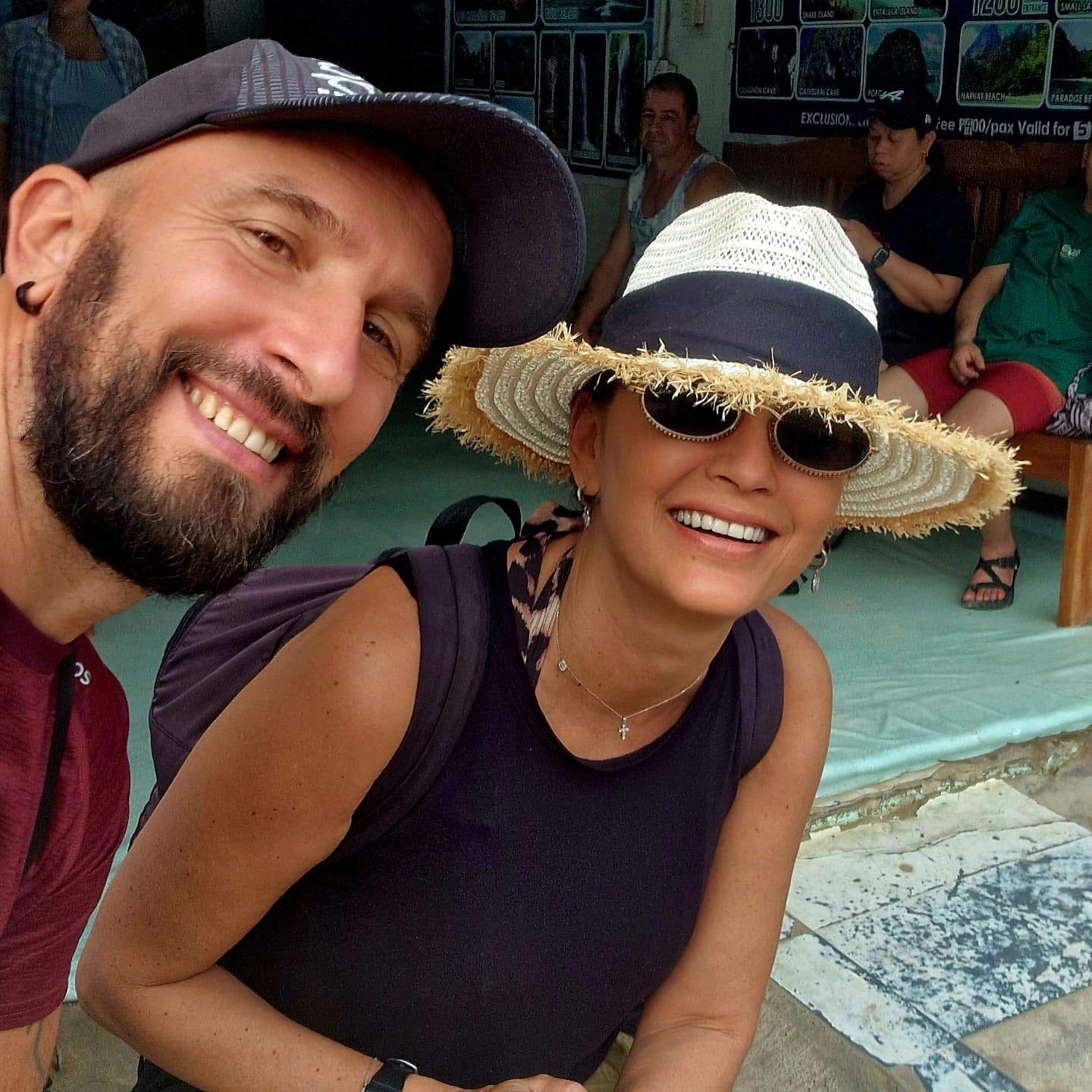Anca Țurcașiu și iubitul ei, surprinși în ipostaze tandre pe plaja din Filipine. „Există viață perfectă, există dragoste”