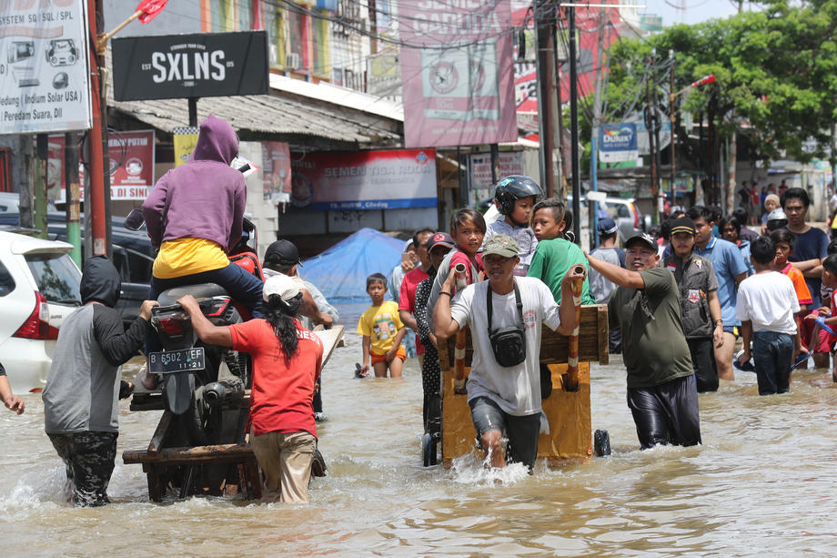 Zeci de morți și sute de mii de oameni evacuați, în urma inundațiilor catastrofale din Indonezia
